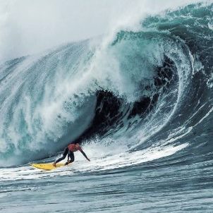 Un surfista chileno contra las olas más grandes del mundo